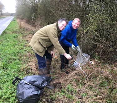 Edward & Cllr Poland at Thrussington Litter Pick 